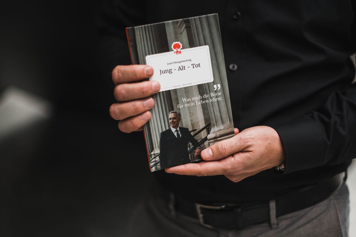 Buch in der Hand
