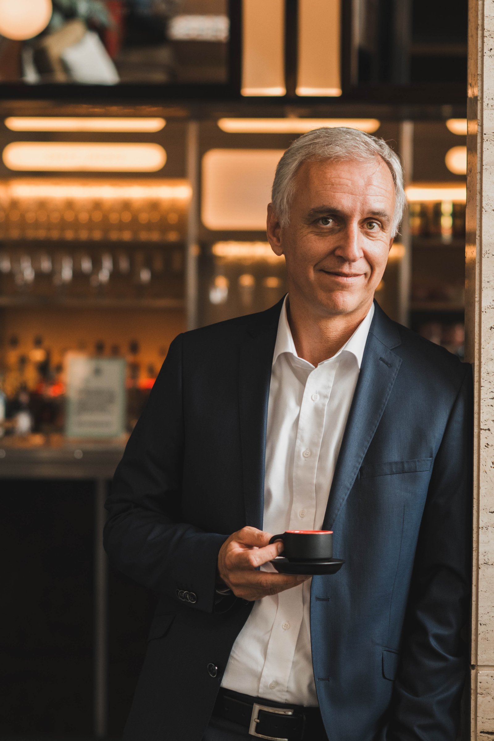 Josef Obergantschnig mit Espresso an der Bar